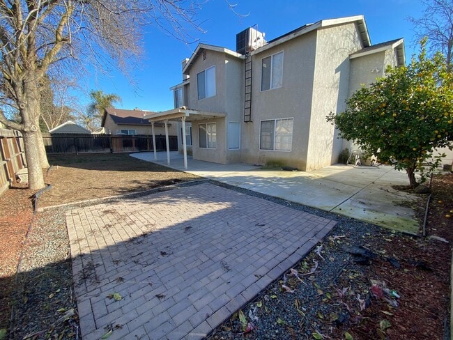 Building Photo - North Hanford, beautiful view and a small pet is ok, what more could you ask for?