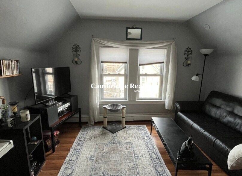 Building Photo - 45 Gardena St