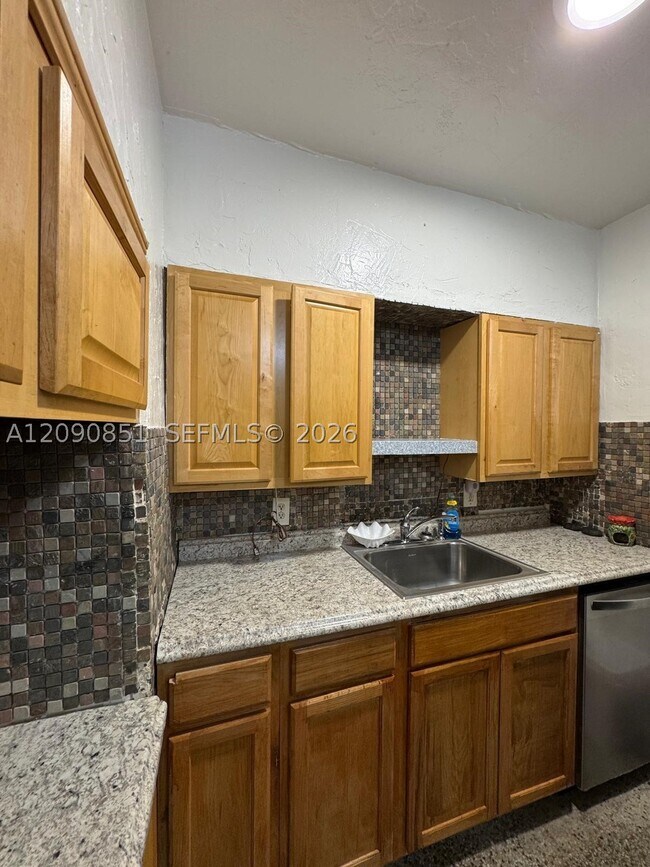 Building Photo - 1416 SW 27th St