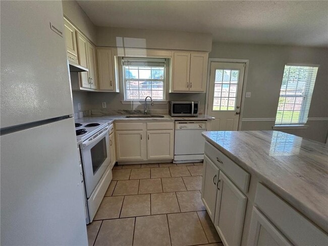 Building Photo - 6626 Woodside Ct E