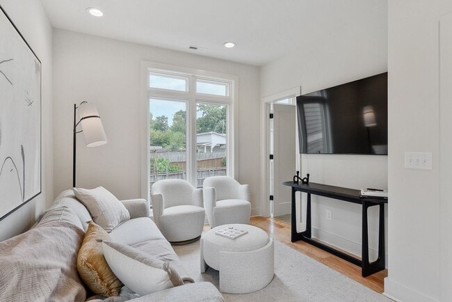 Building Photo - Stunning End Unit Townhome in Salemtown