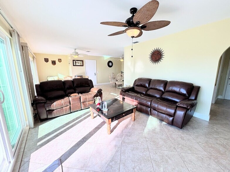 Building Photo - 583 SE Calmoso Dr