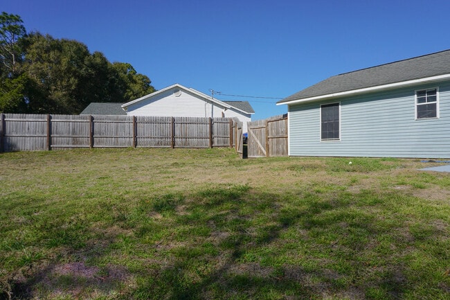 Building Photo - 6 Flora Cove