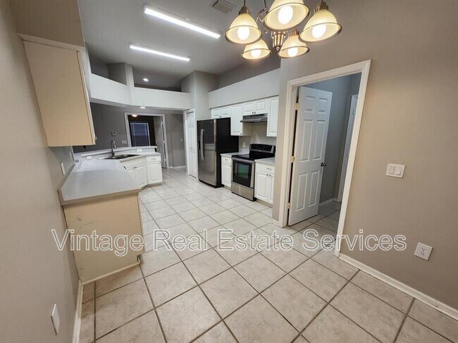 Building Photo - 22707 Roderick Dr