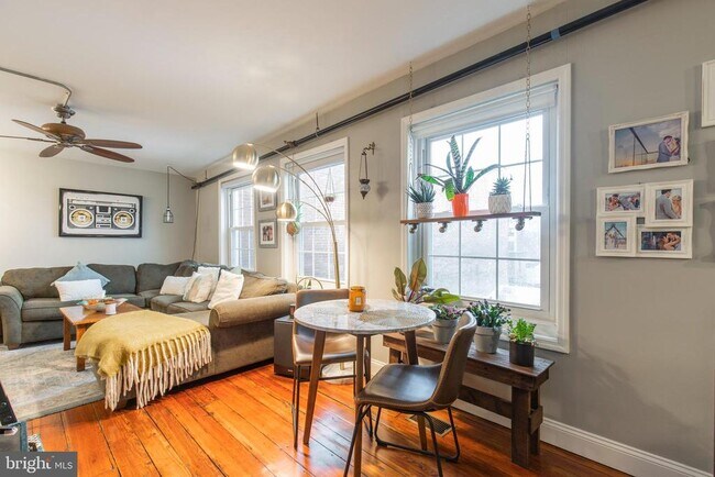 Building Photo - 36 Strawberry St