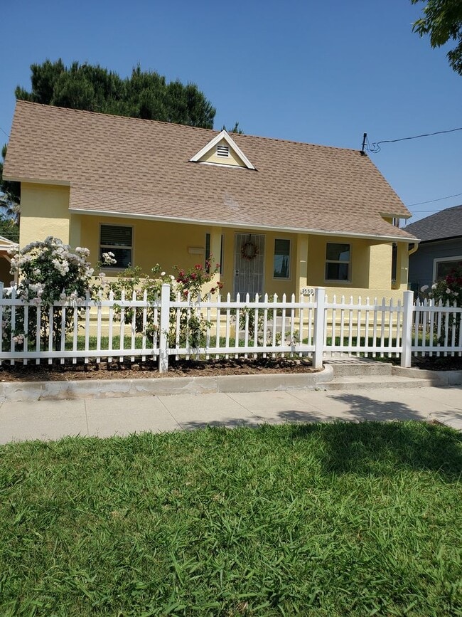 Building Photo - DOWNTOWN DOLLHOUSE