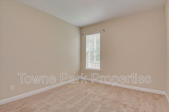 Building Photo - 1661 Jamestown Ave
