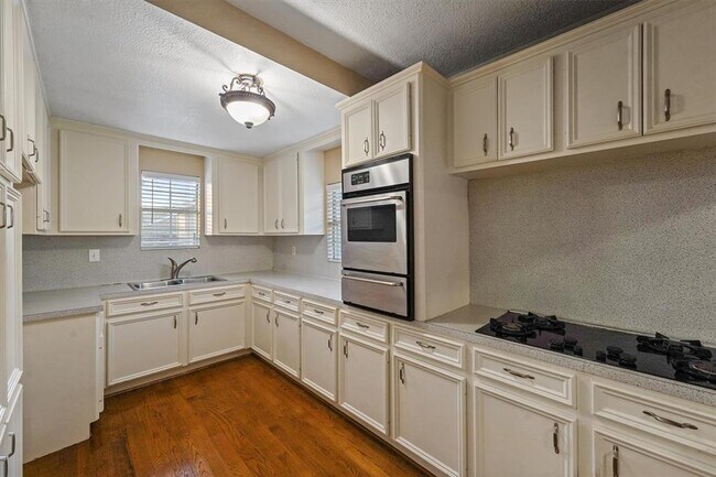 Building Photo - 1615 Airline Dr