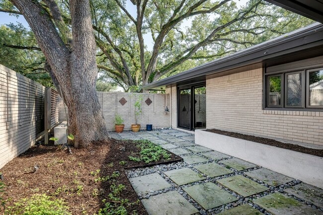 Building Photo - 5675 Green Tree Rd