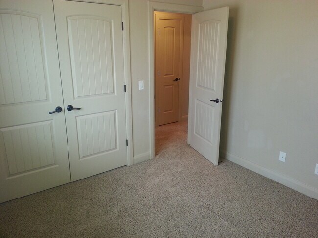 Building Photo - Townhome with Pool and Playground!