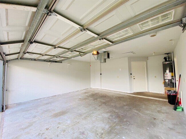 Building Photo - 2001 Highland Hills Dr