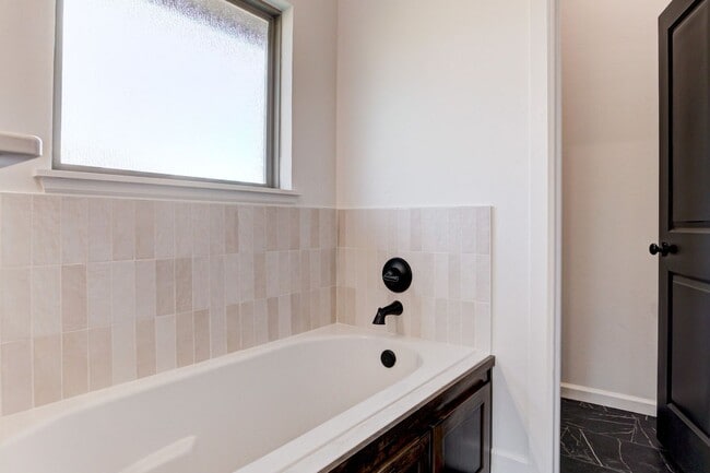 Building Photo - Brand New Home In Mustang!