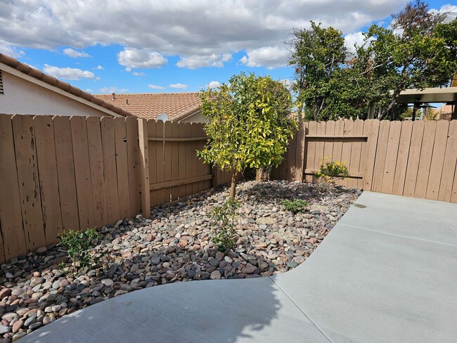 Building Photo - Gorgeous Fully Remodeled Single Story Home...