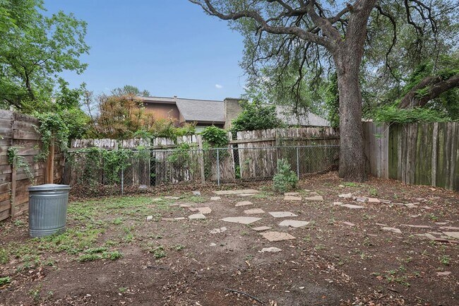 Building Photo - 6803 Woodhue Dr