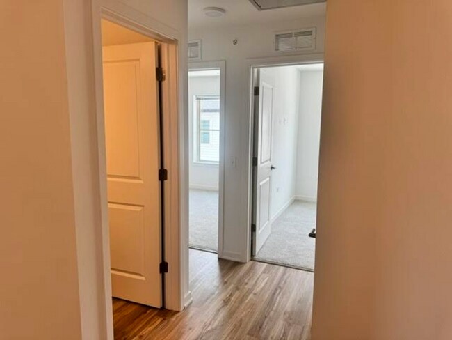 Building Photo - New Construction 3BR/2.5BA Townhome with Attached Garage in Oak Forest, Make your move less expen...