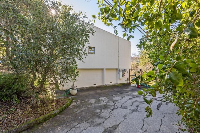 Building Photo - Charming 4BR Home Available in Private Portola Valley Cul de Sac