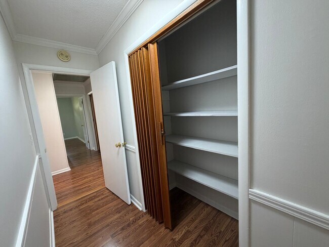 Building Photo - 524 Graycroft Dr SW