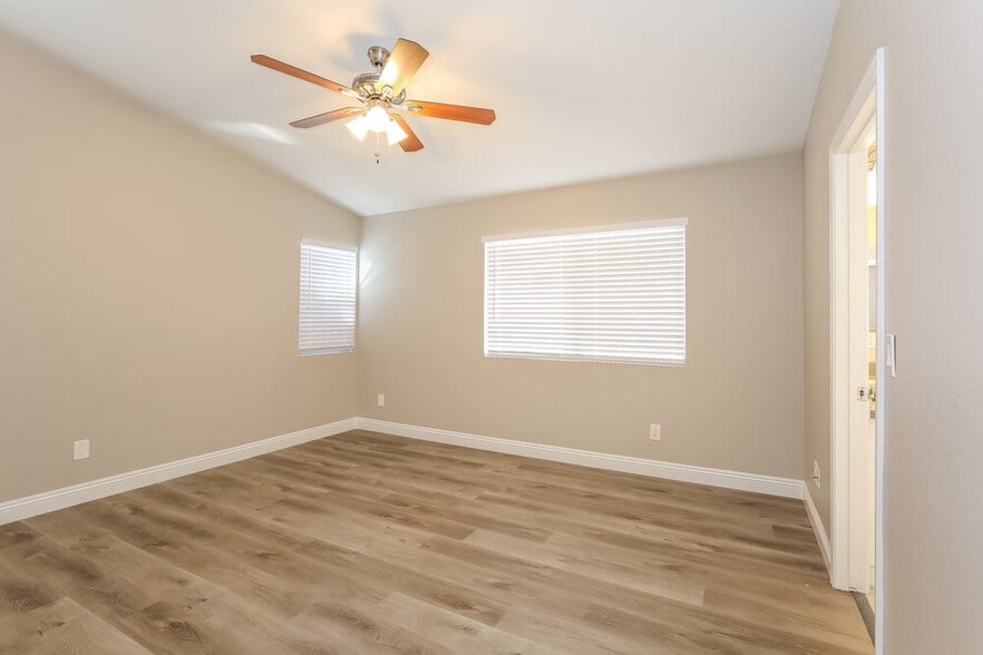 Building Photo - 2108 Farmouth Cir