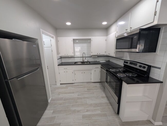 Building Photo - Remodeled 1 bedroom, 1 bath in Edmond, OK with stainless steel appliances and washer and dryer