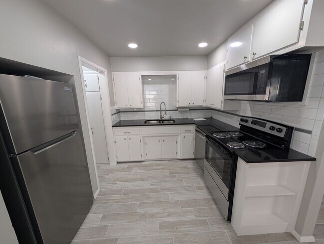 Building Photo - Remodeled luxury 1 bedroom, 1 bath house i...