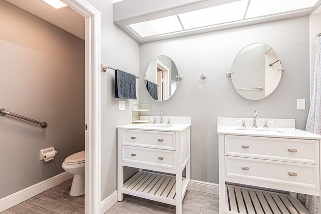 Building Photo - Beautiful 2-Bed Home, Dog Friendly & Resort-Style Amenities – Available for Annual Rental!