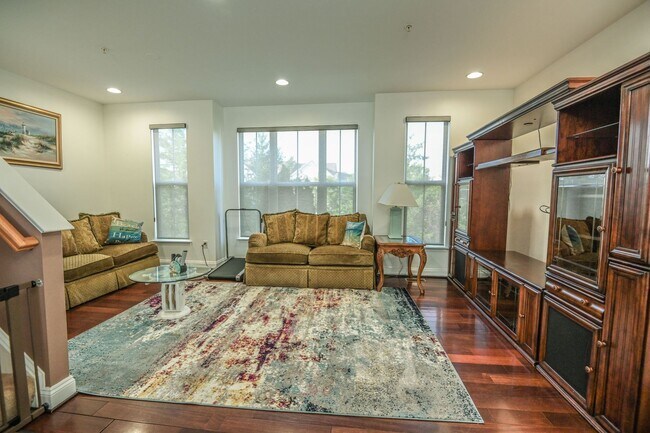 Building Photo - Piney Orchard Townhome