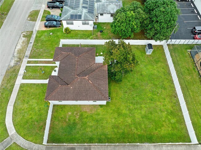 Building Photo - 16101 NE 11th Ave