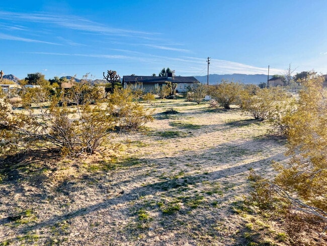 Building Photo - Gorgeous 3 bd, 2.5 ba on 1 acre