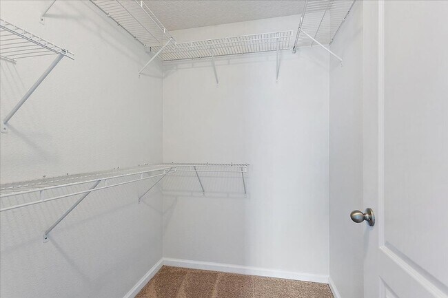 Building Photo - Condo in Greenstone at Aberdeen!