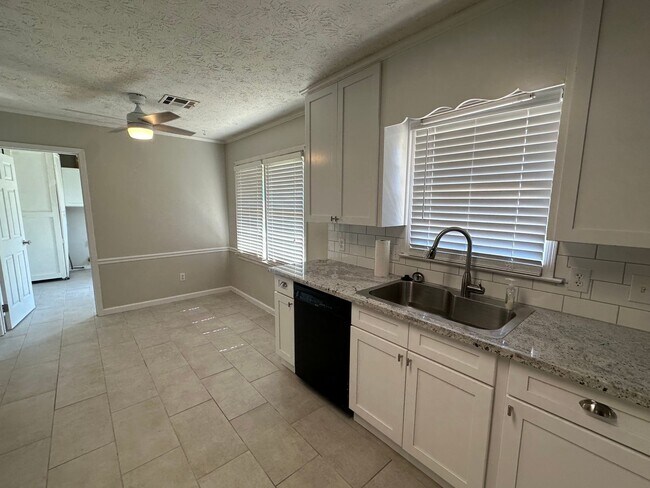 Building Photo - Beautiful home with everything you could want