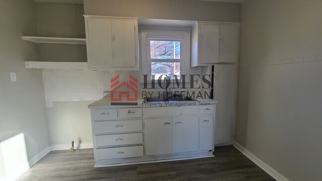 Building Photo - Two Bedroom House - Garage - Move In Ready