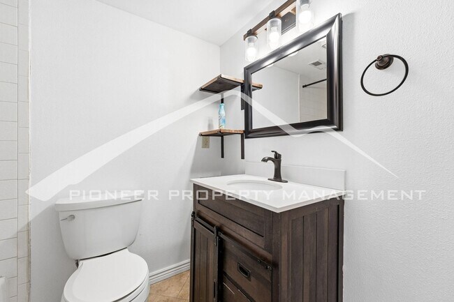 Building Photo - Charming Condo with Washer/Dryer and Gas Fireplace