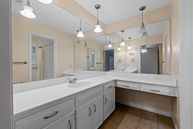 Building Photo - 10305 Caracara Dr
