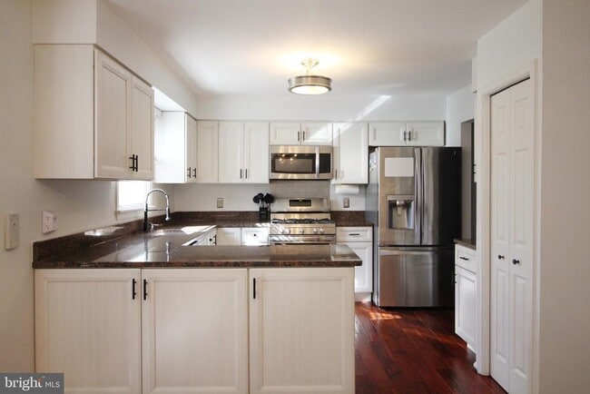 Building Photo - 3139 Stratford Ct