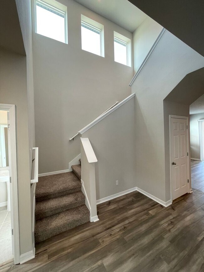 Building Photo - Spacious 3 Bedroom, 2.5 Bath Townhome in L...