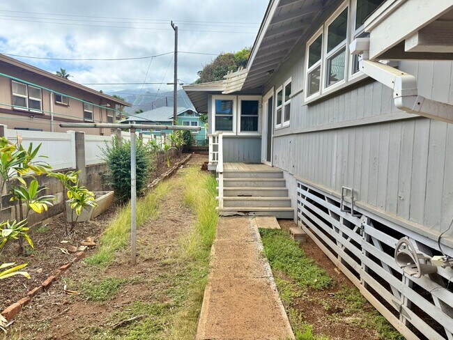 Building Photo - Partially Renovated 3 Bedroom / 2 Bathroom Main House – 1,400 Sq Ft