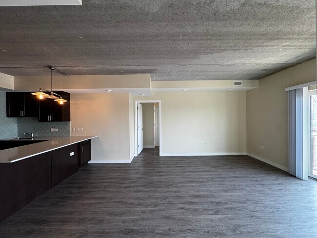 Building Photo - 1323 W Morse Ave