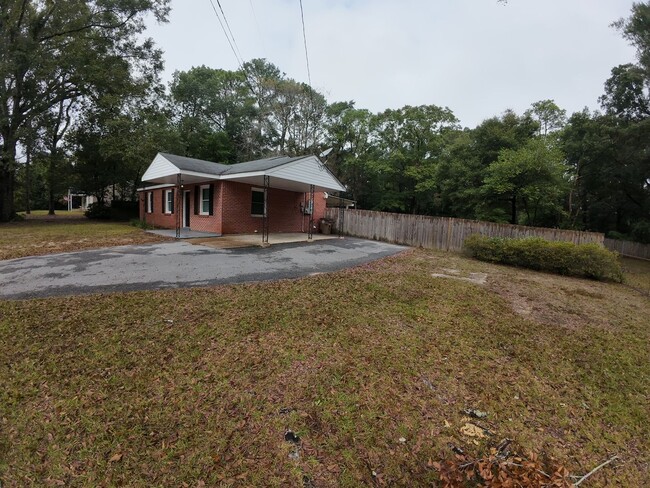 Building Photo - 3/1 Brick Home Near USA Campus w/ Carport & Fenced-In yard