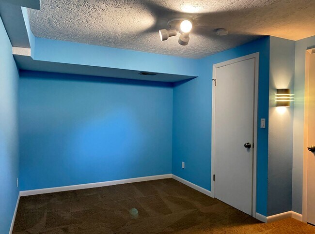 Building Photo - Home With Amazing River Views!