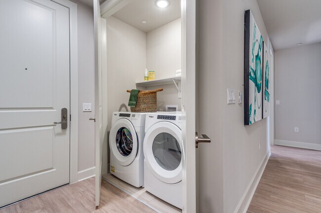 Building Photo - City Living, Extra Perks – Up to 1 Month F...