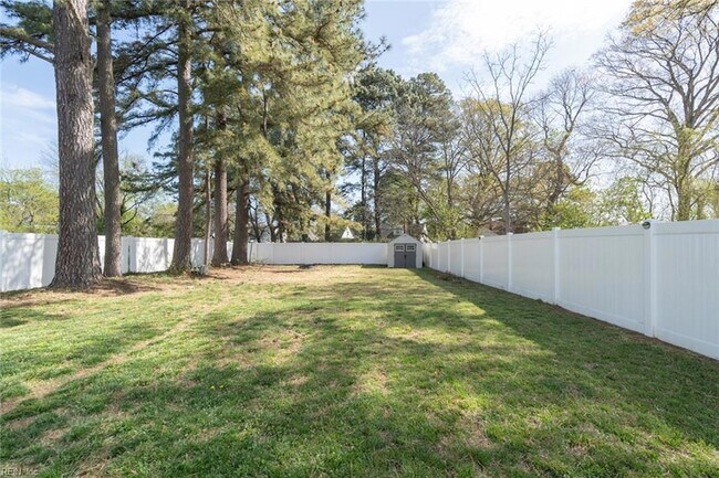 Building Photo - 1536 Beekman St