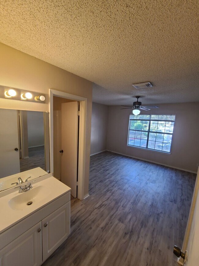 Building Photo - Great Townhome - North Central Location