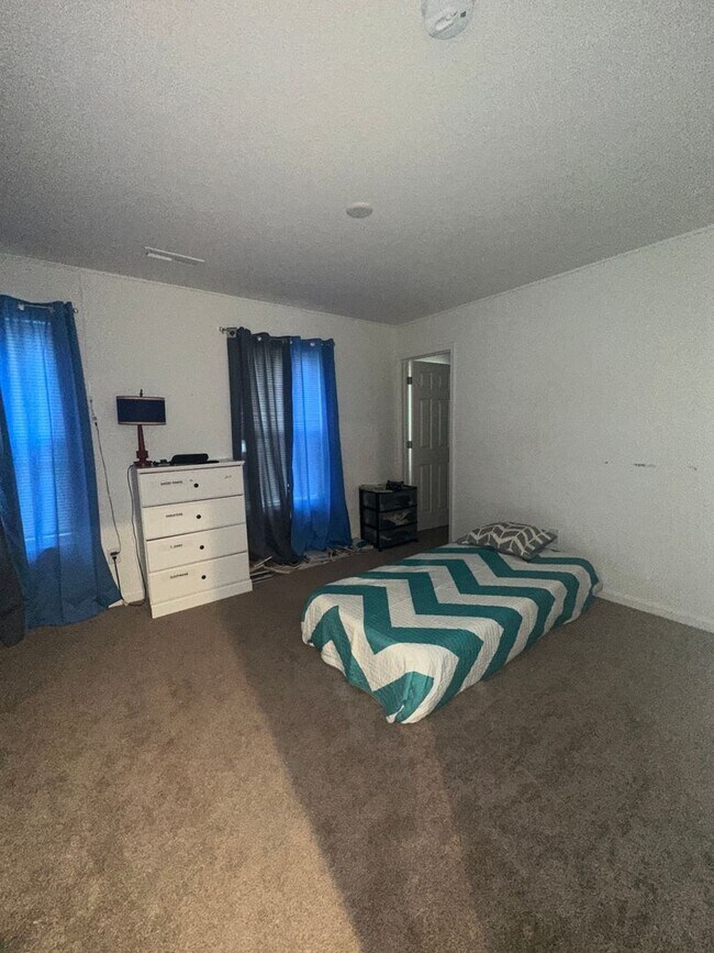 Building Photo - Available NOW - 5 bedroom, 3 full bathroom house - $2,950/month