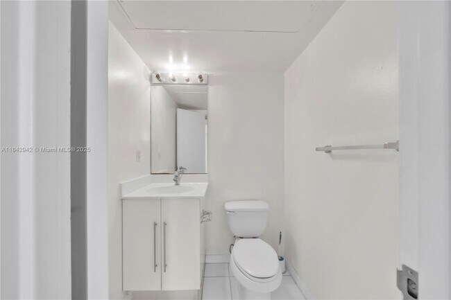 Building Photo - 3000 S Ocean Dr