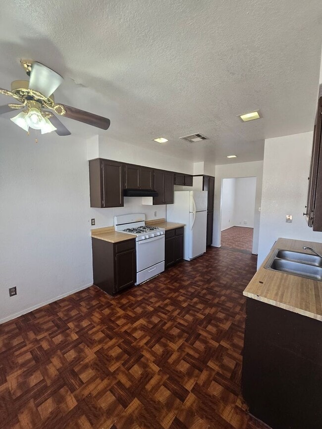 Building Photo - AFFORDABLE EASTSIDE DUPLEX