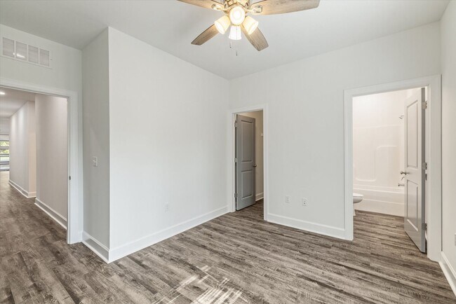 Building Photo - 5/5.5 Townhomes, Built 2024, Walk to stadi...