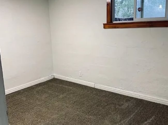 Building Photo - Spacious 4-Bedroom Home – with 2nd Kitchen & Private Entrance!