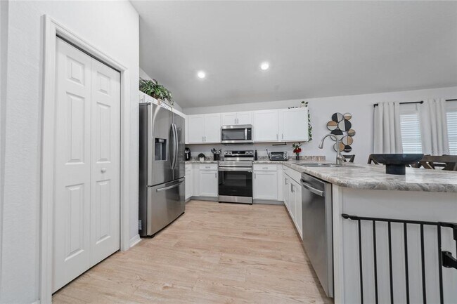 Building Photo - 355 Lily Ln