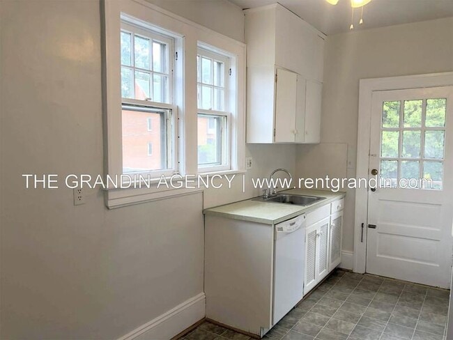 Building Photo - 2504 Longview Ave SW