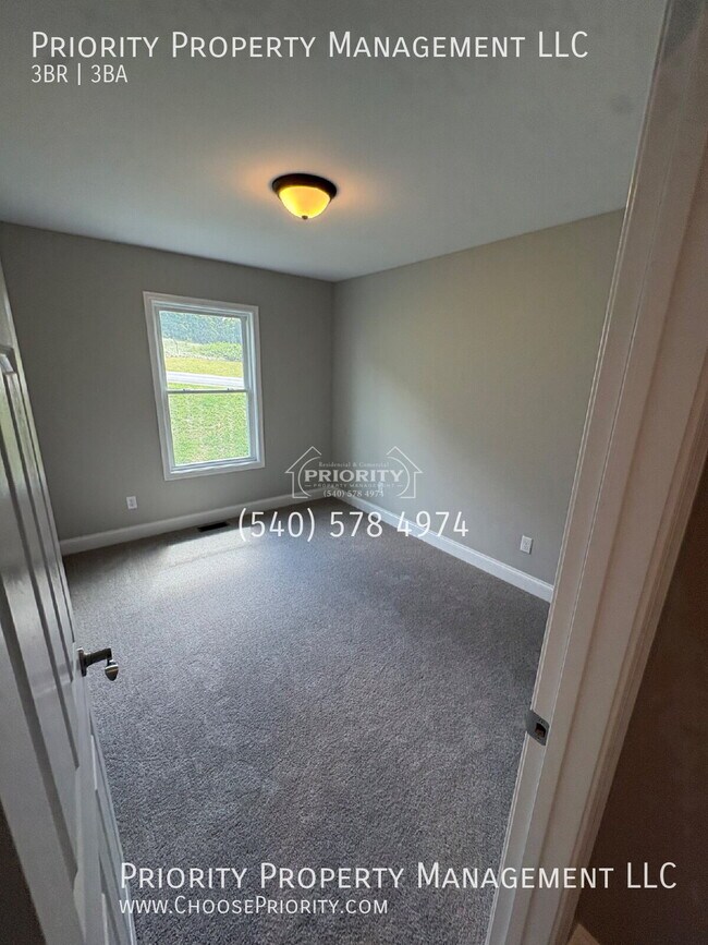 Building Photo - 751 Zephyr Dr